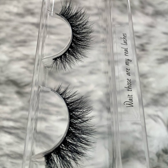 “Wait Those Are My Real Lashes” || Lashful Lengths Luxury Mink Eyelashes - Picture 4 of 7